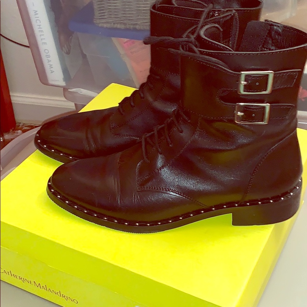Buckle leather boots with a stud base